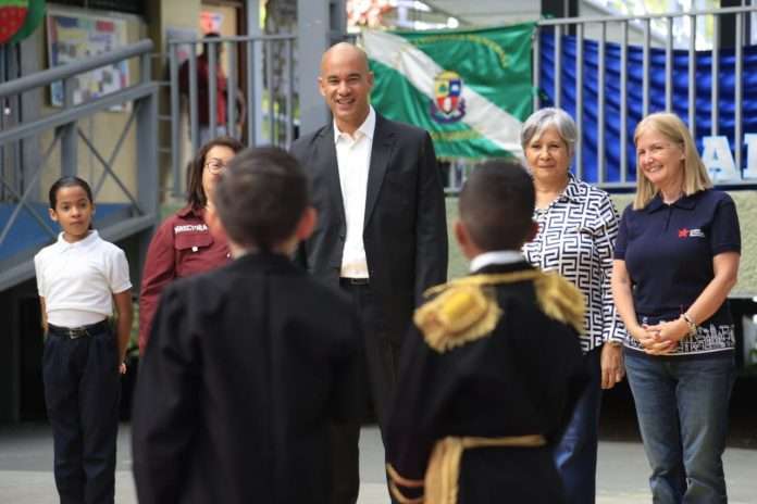 90% de las escuelas venezolanas cumplen horario completo, afirma ministro Rodríguez